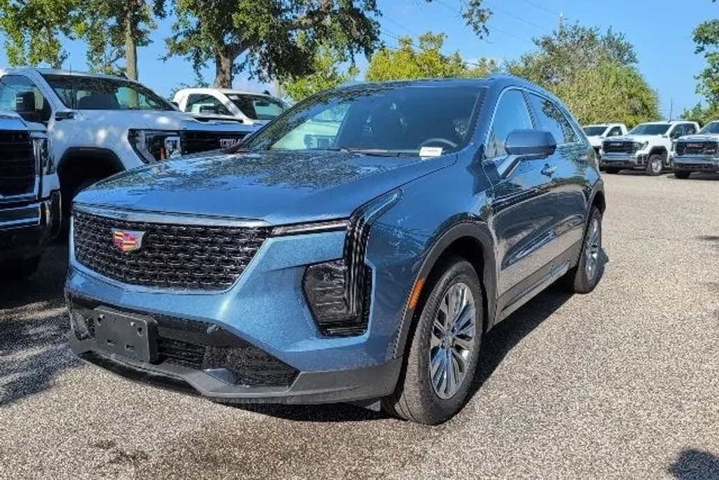 2025 Cadillac XT4 Premium Luxury photo 1