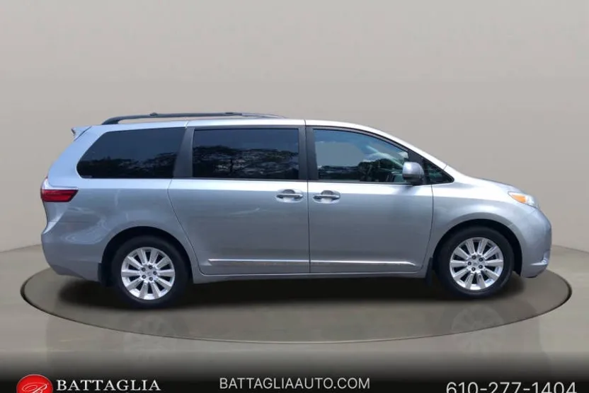 2016 Toyota Sienna XLE Premium photo 1