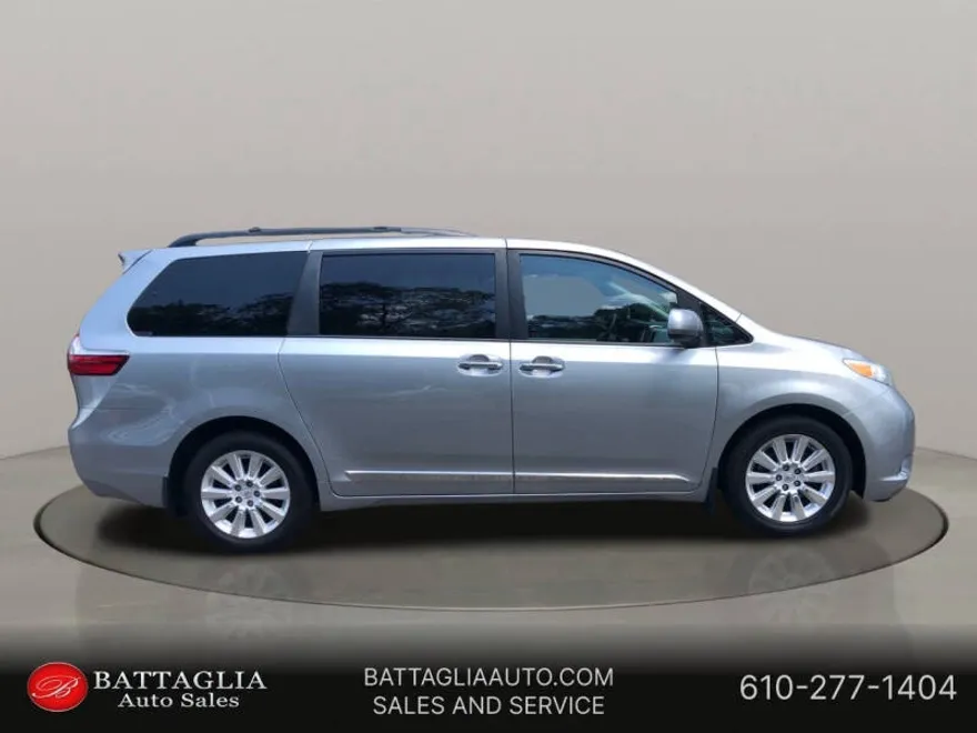 2016 Toyota Sienna XLE Premium photo 1