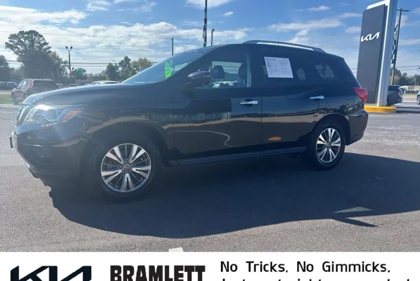 2019 Nissan Pathfinder SL photo 1