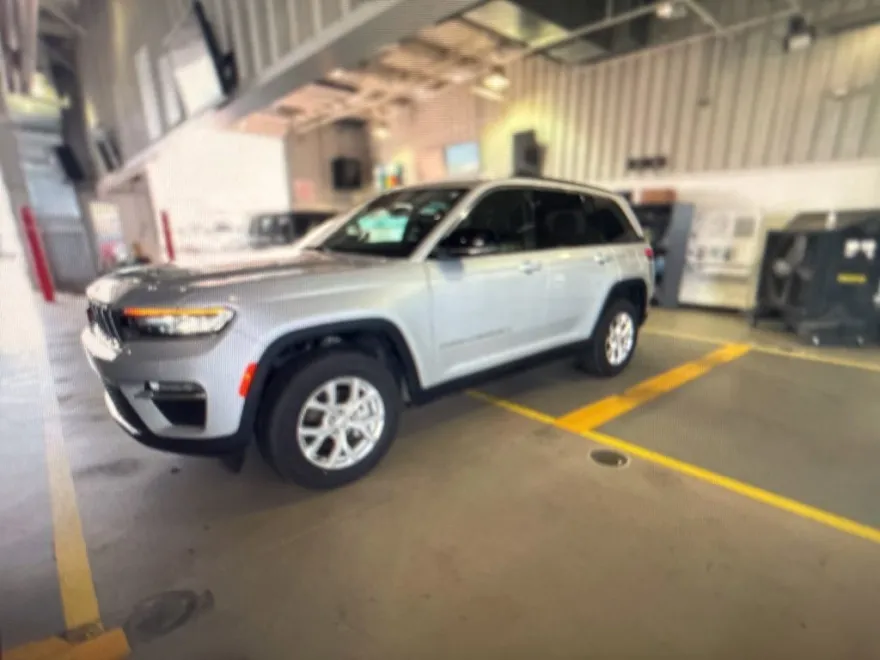 2023 Jeep Grand Cherokee Limited photo 1