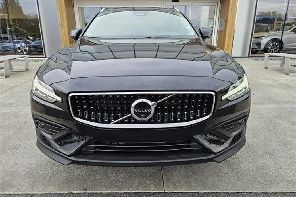 2025 Volvo V60 Plus photo 1