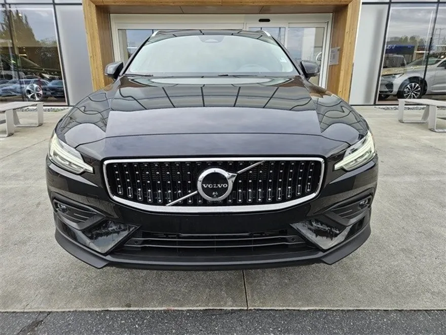 2025 Volvo V60 Plus photo 1