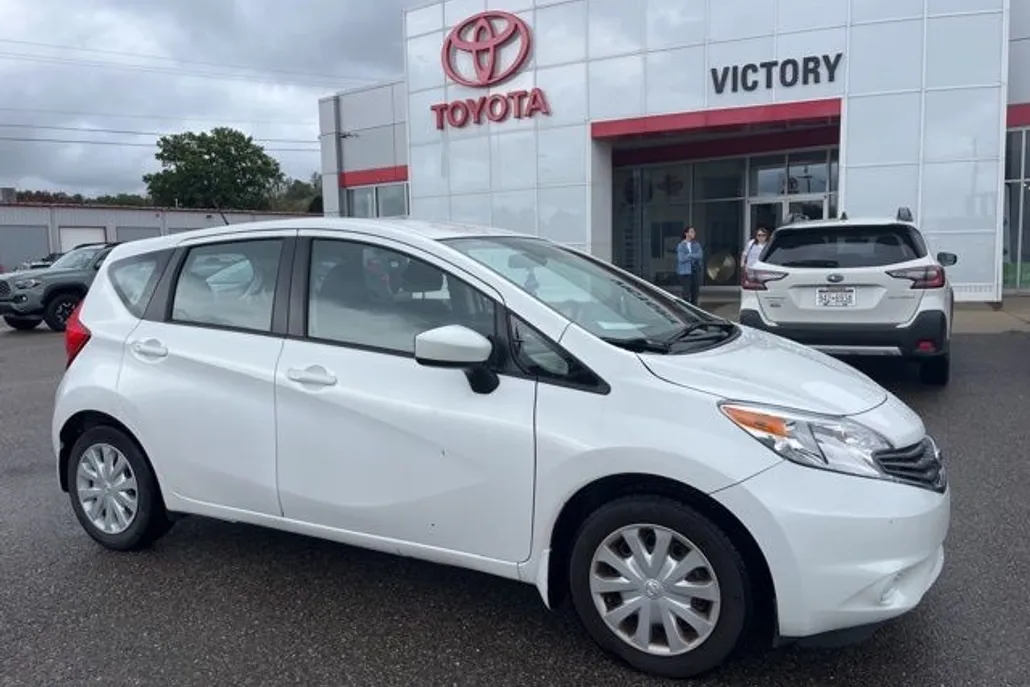 2016 Nissan Versa Note SV photo 1