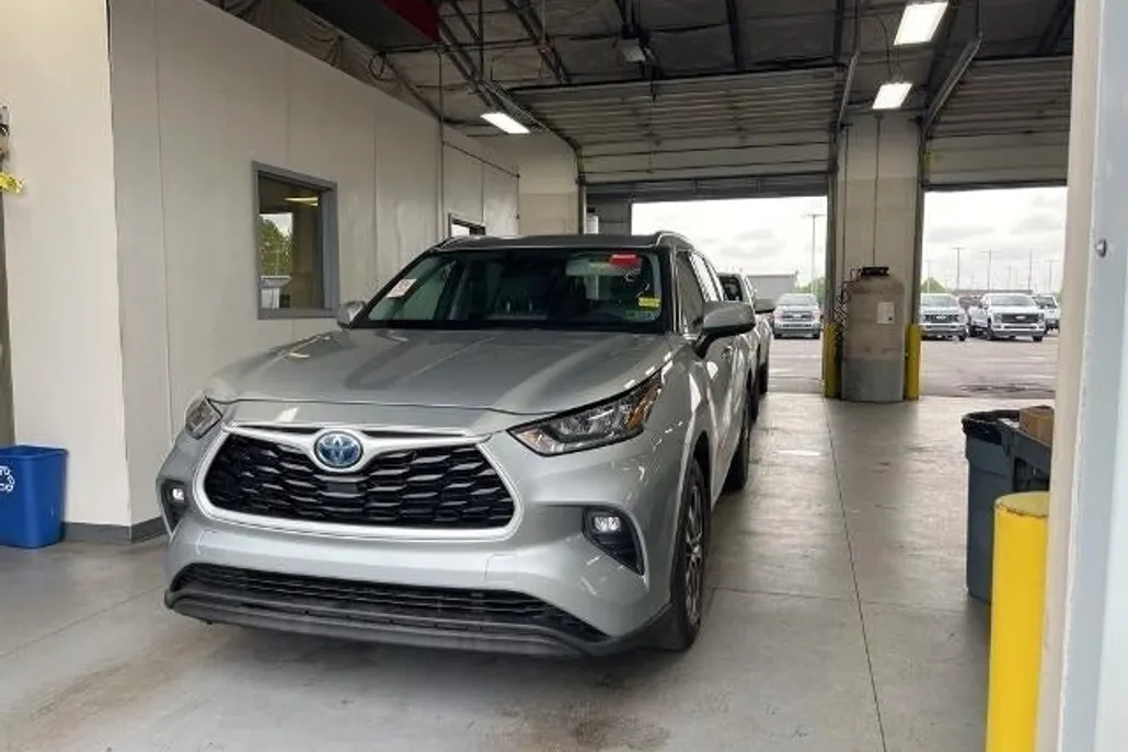 2020 Toyota Highlander XLE photo 1