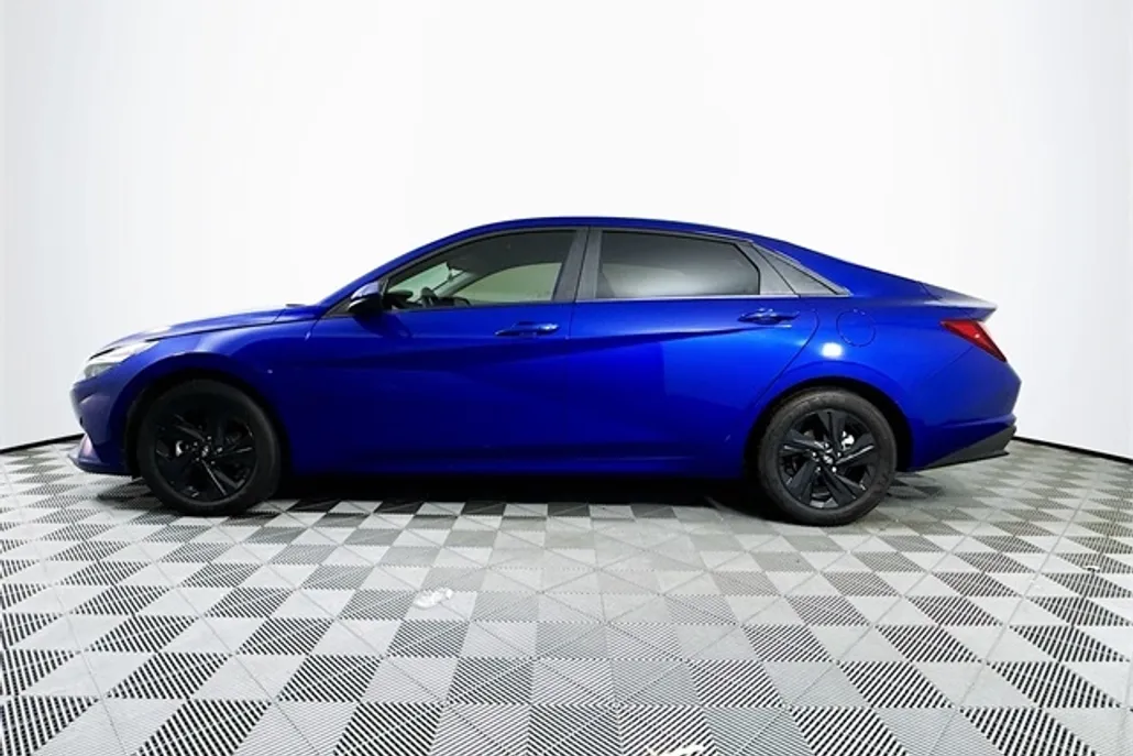 2023 Hyundai Elantra SEL photo 1