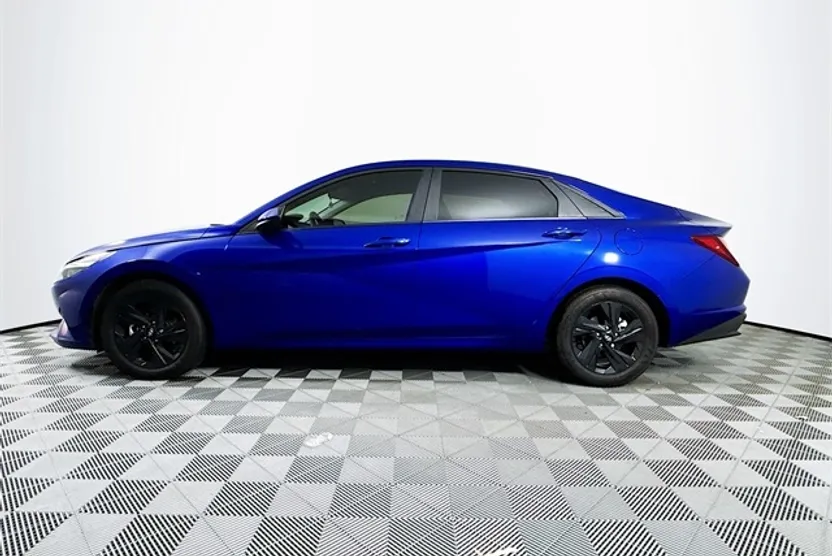 2023 Hyundai Elantra SEL photo 1