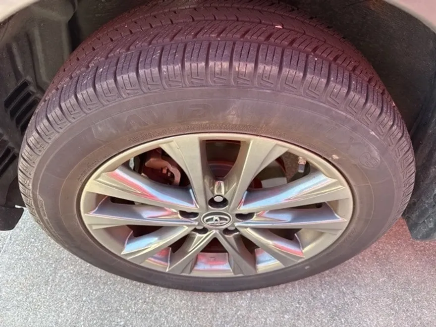 2018 Toyota RAV4 Limited photo 1