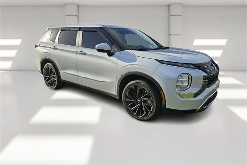 2022 Mitsubishi Outlander ES photo 1