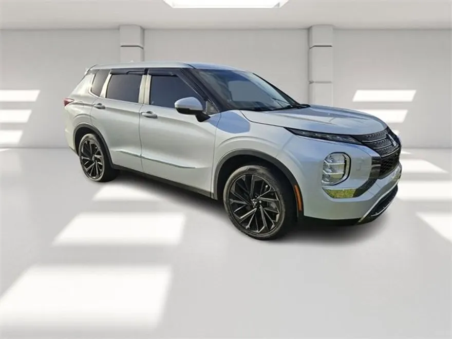 2022 Mitsubishi Outlander ES photo 1