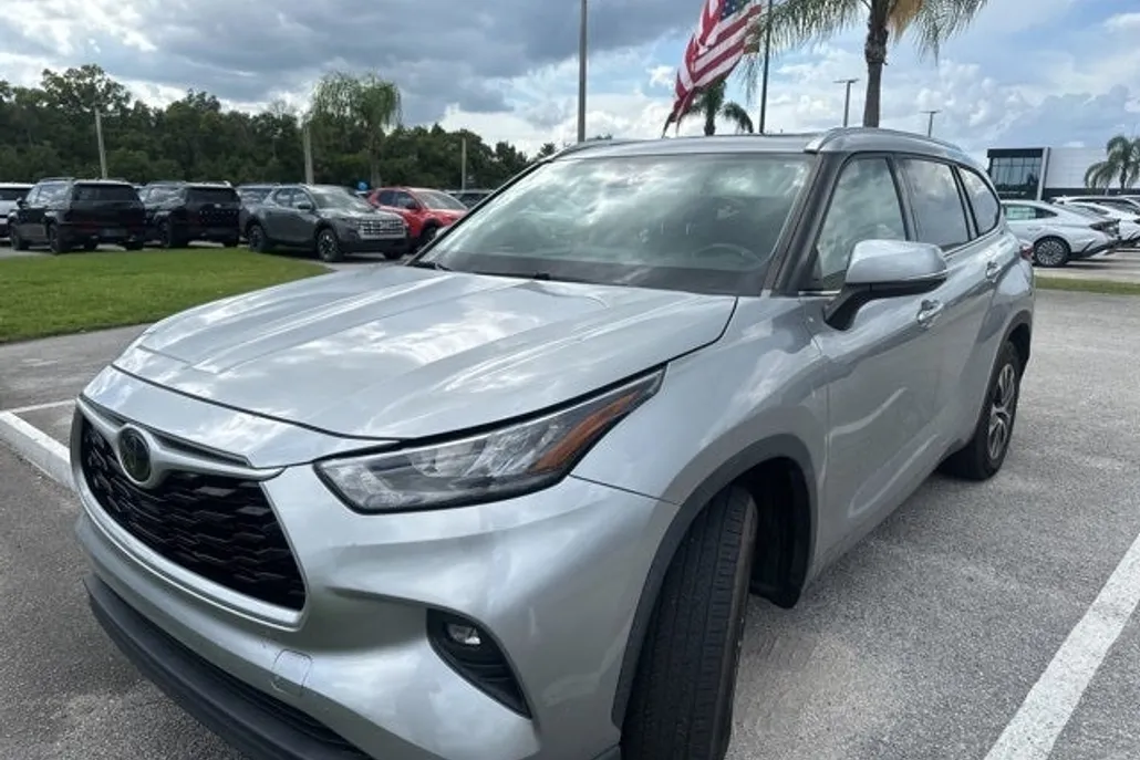 2020 Toyota Highlander XLE photo 1