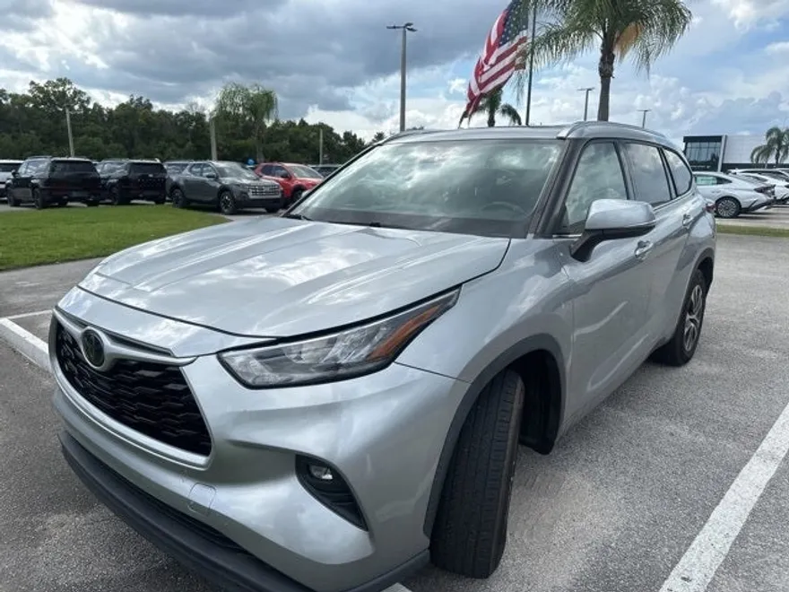 2020 Toyota Highlander XLE photo 1