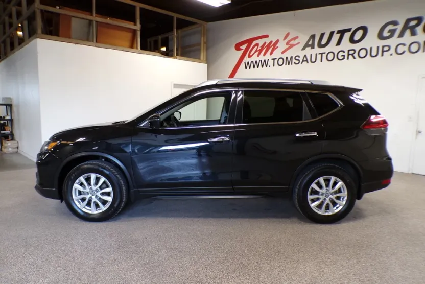 2018 Nissan Rogue SV photo 1