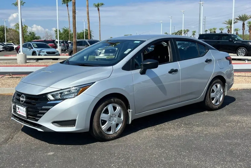 2025 Nissan Versa 1.6 S photo 1