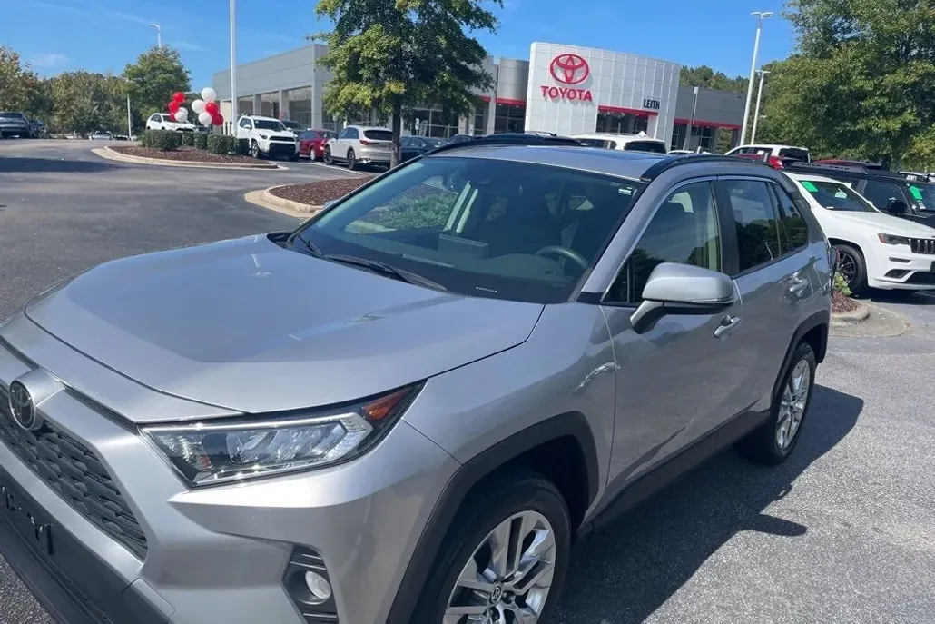 2020 Toyota RAV4 XLE Premium photo 1