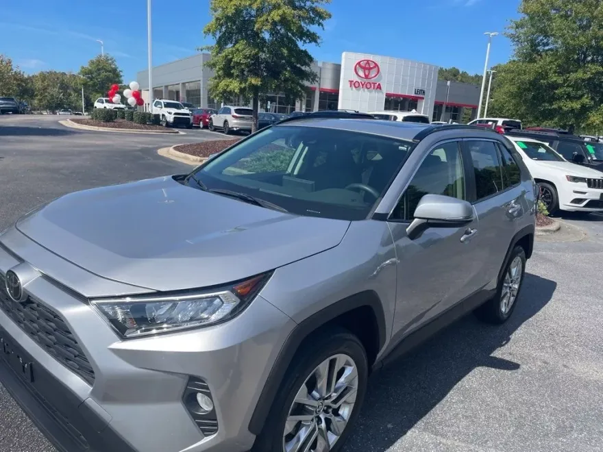 2020 Toyota RAV4 XLE Premium photo 1