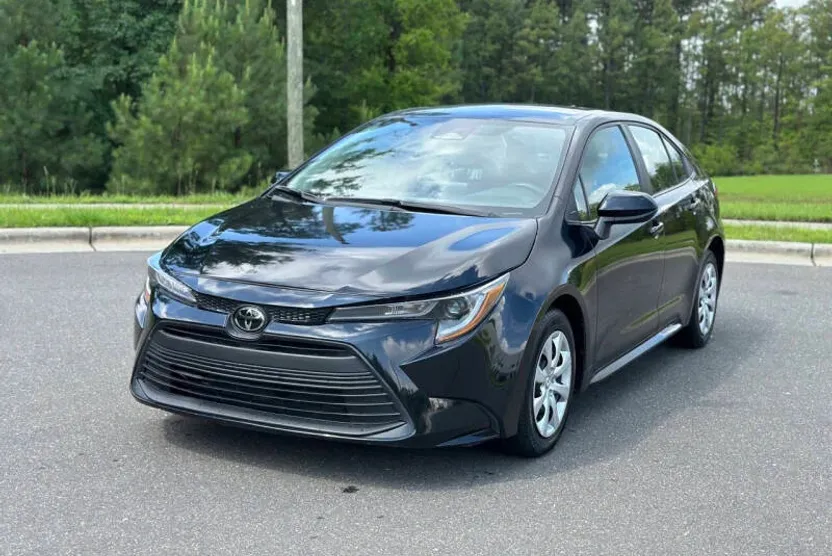 2023 Toyota Corolla LE photo 1