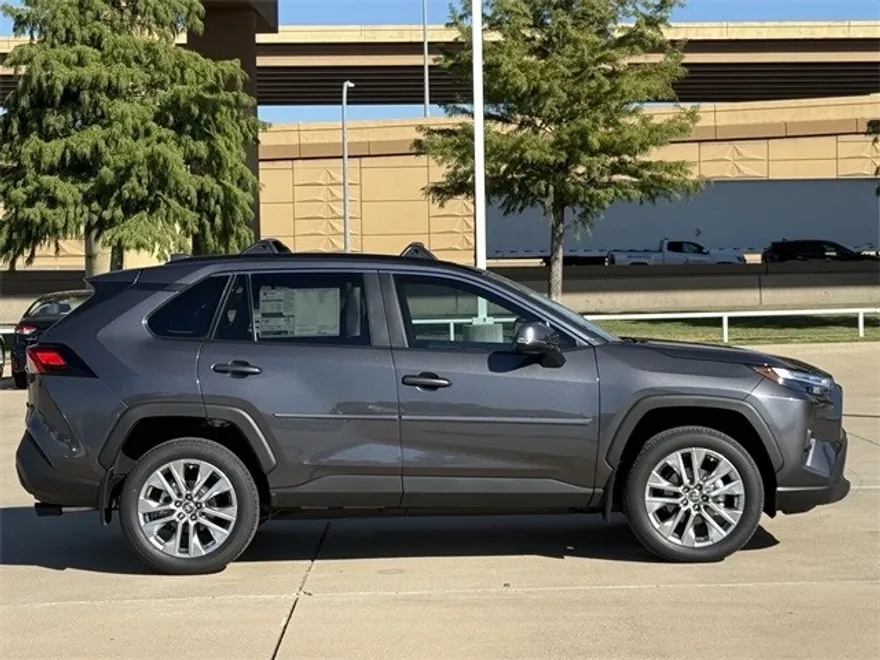 2025 Toyota RAV4 XLE Premium photo 1