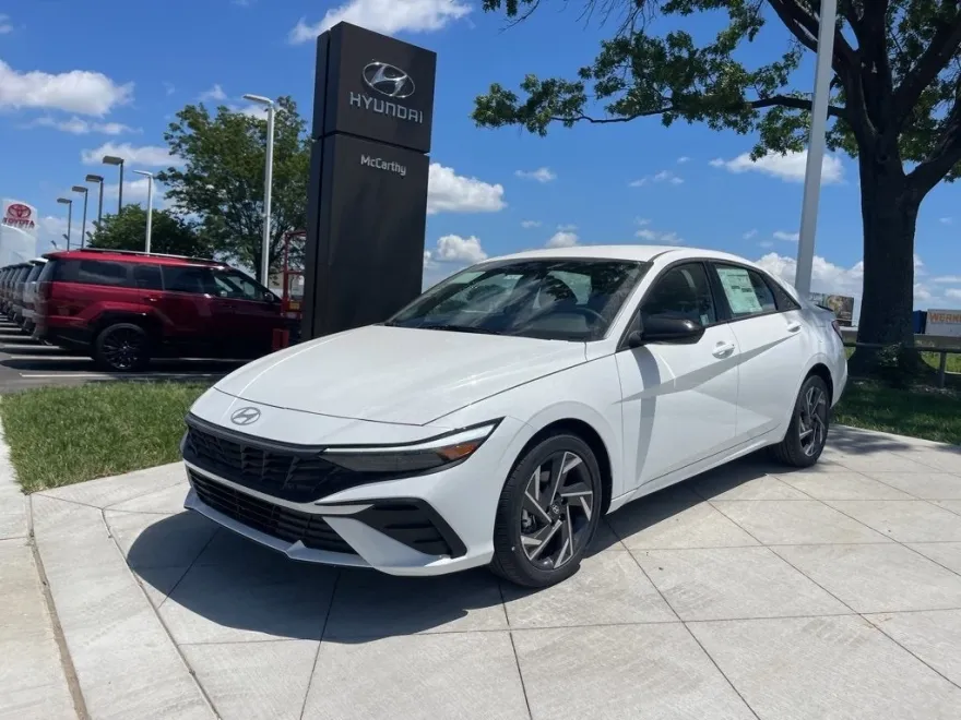 2025 Hyundai Elantra SEL Sport photo 1