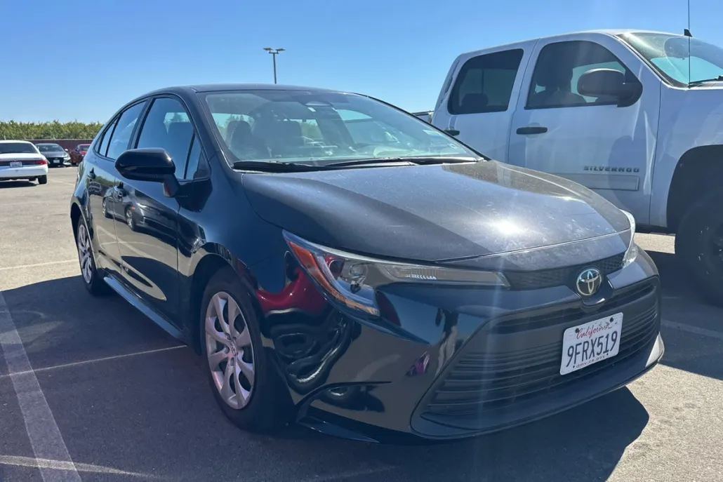 2023 Toyota Corolla LE photo 1
