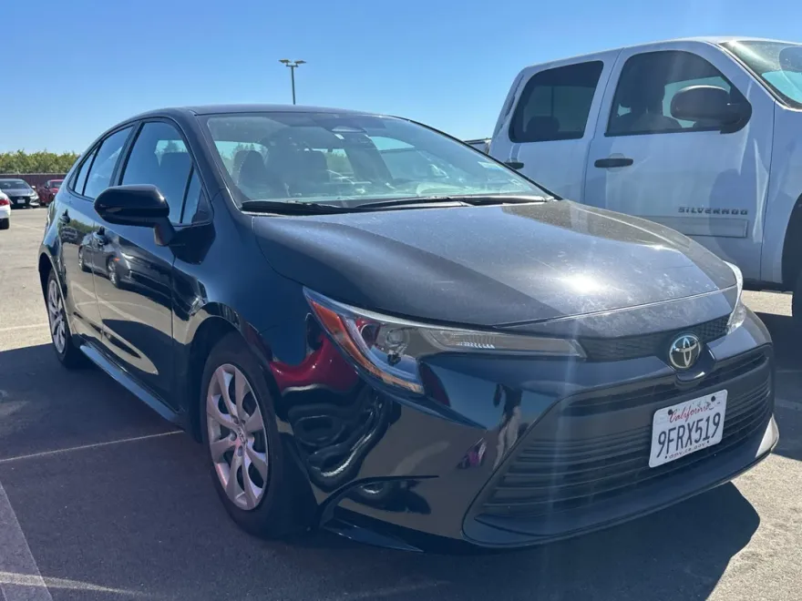 2023 Toyota Corolla LE photo 1