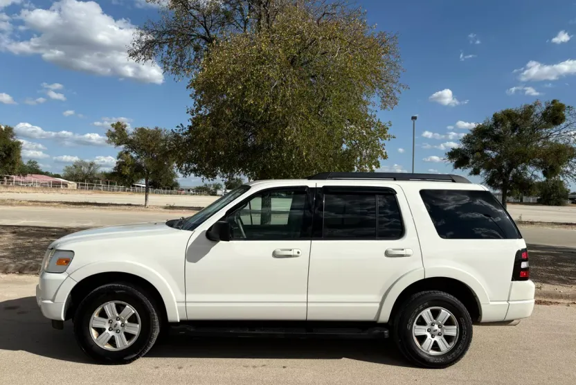 2010 Ford Explorer XLT photo 1
