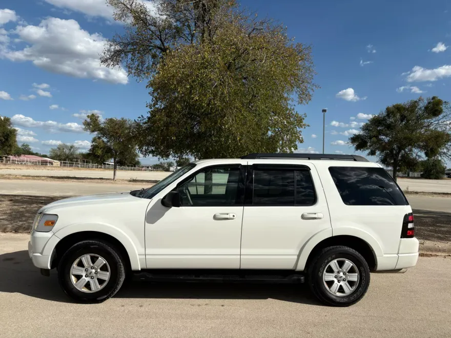 2010 Ford Explorer XLT photo 1