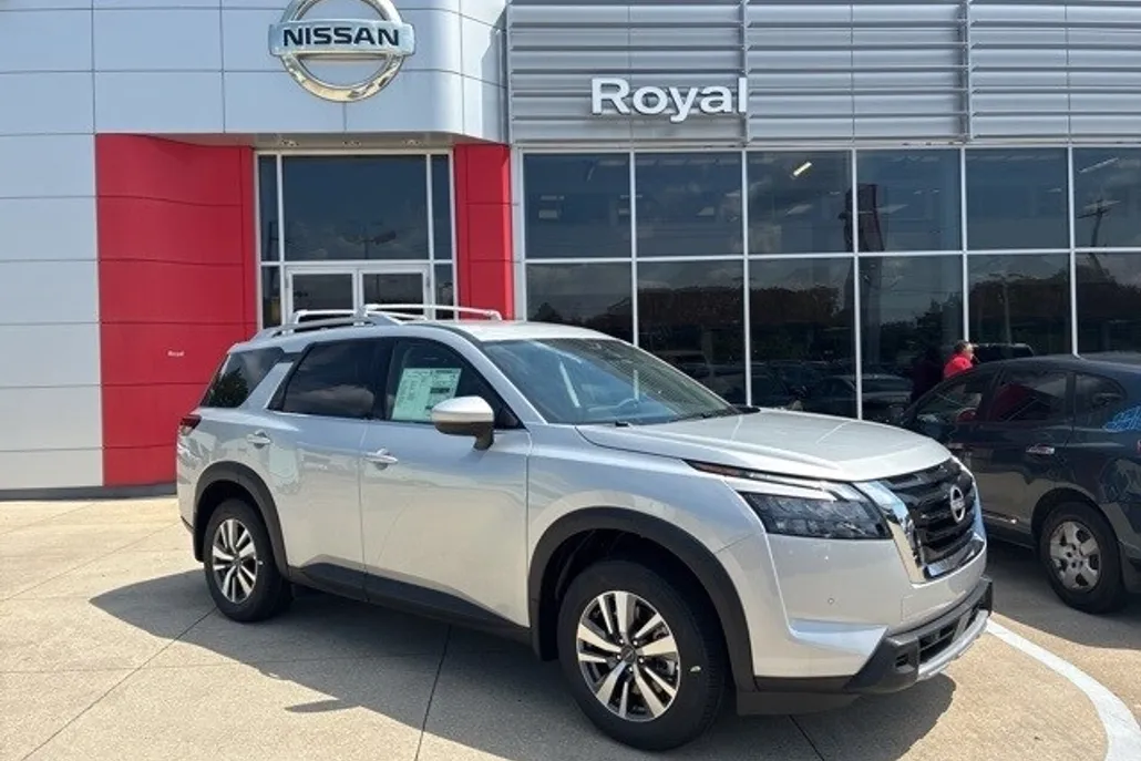 2025 Nissan Pathfinder SL photo 1