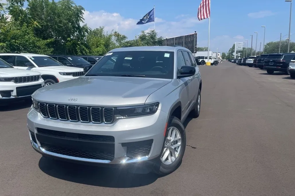 2025 Jeep Grand Cherokee Laredo photo 1