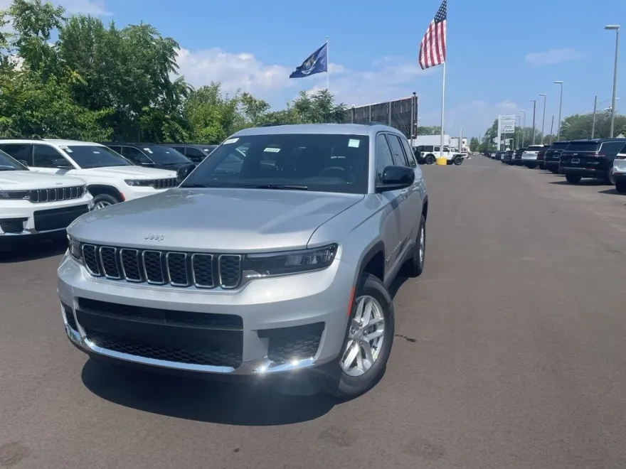 2025 Jeep Grand Cherokee Laredo photo 1