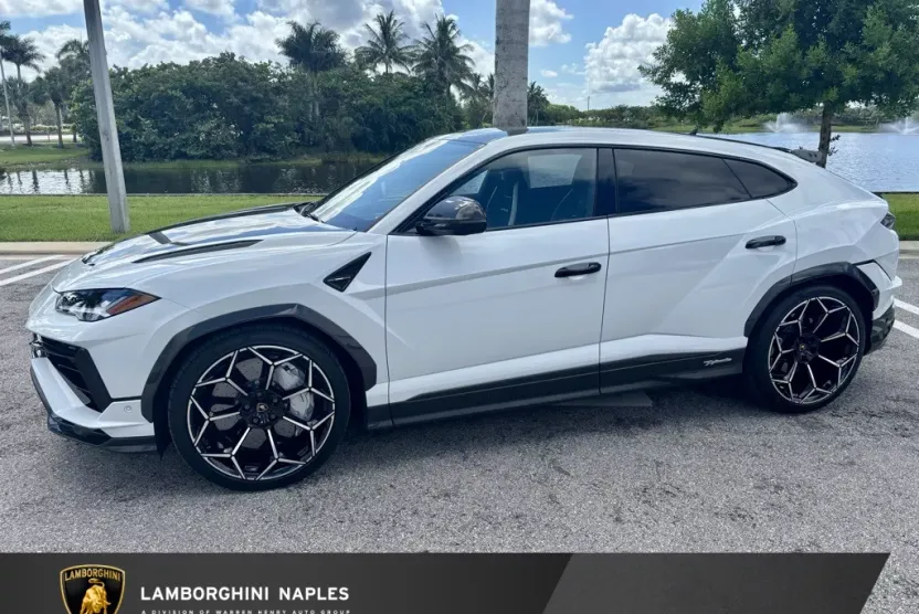 2023 Lamborghini Urus Performante photo 1