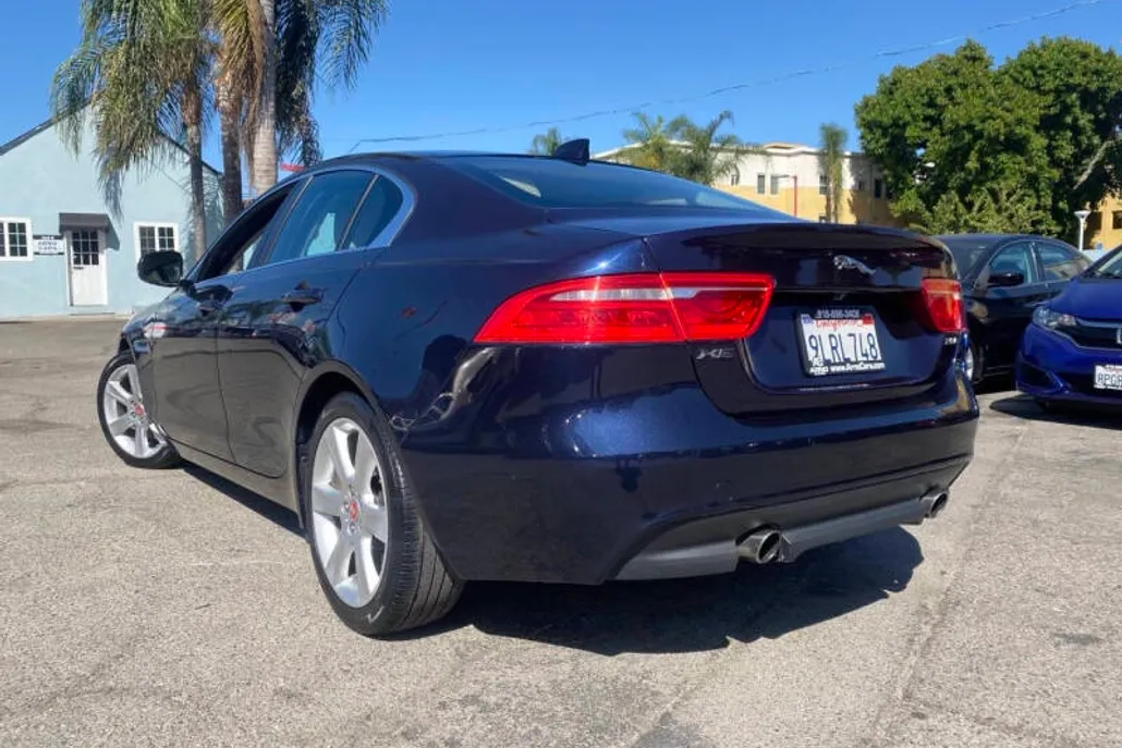 2017 Jaguar XE Prestige photo 1
