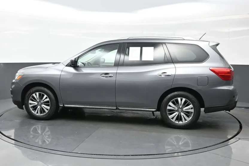 2018 Nissan Pathfinder SV photo 1