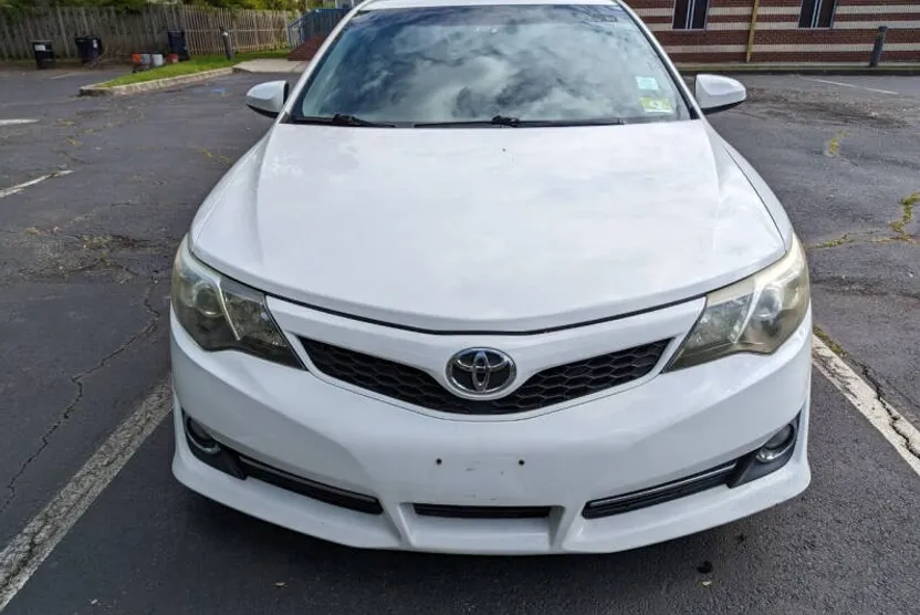 2012 Toyota Camry SE V6 photo 1