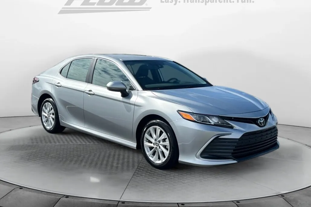 2023 Toyota Camry LE photo 1