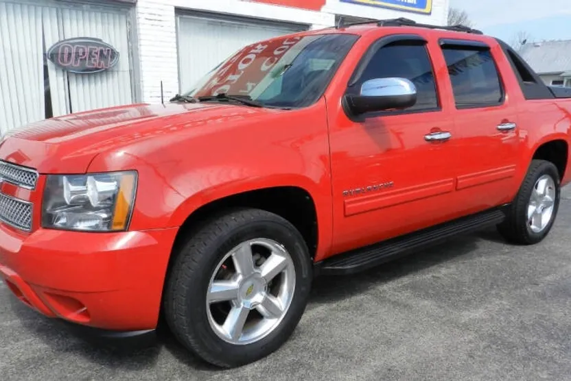 2011 Chevrolet Avalanche LS photo 1
