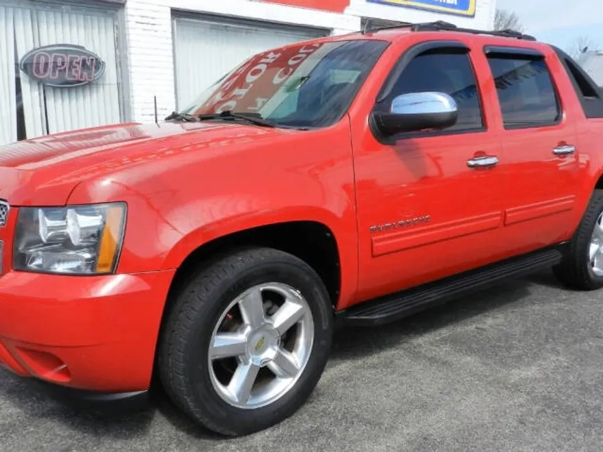 2011 Chevrolet Avalanche LS photo 1