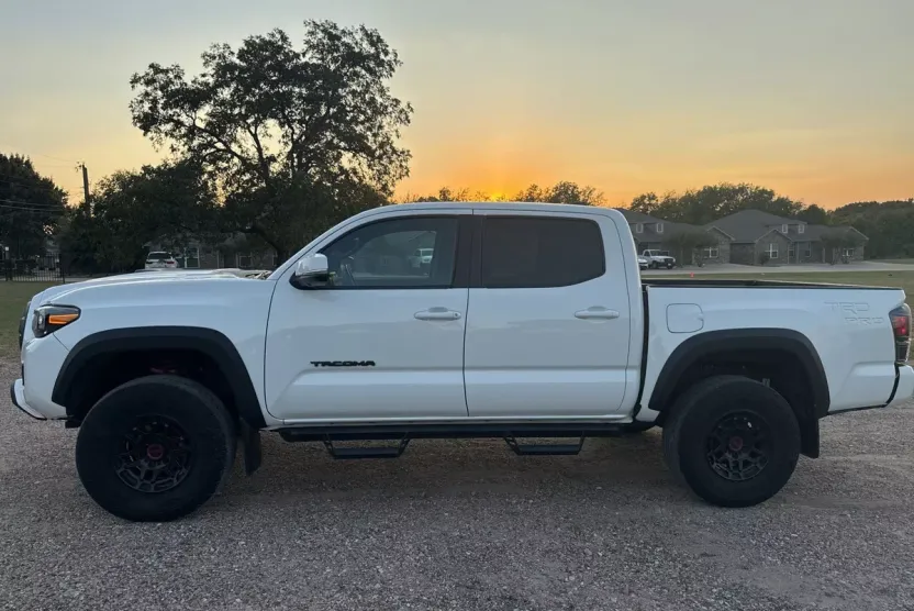 2023 Toyota Tacoma V6 photo 1