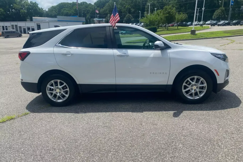 2022 Chevrolet Equinox LT photo 1