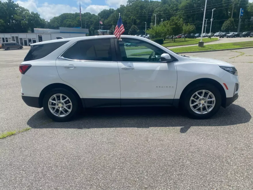 2022 Chevrolet Equinox LT photo 1