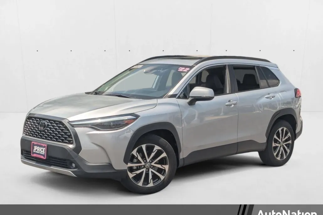 2022 Toyota Corolla Cross XLE photo 1