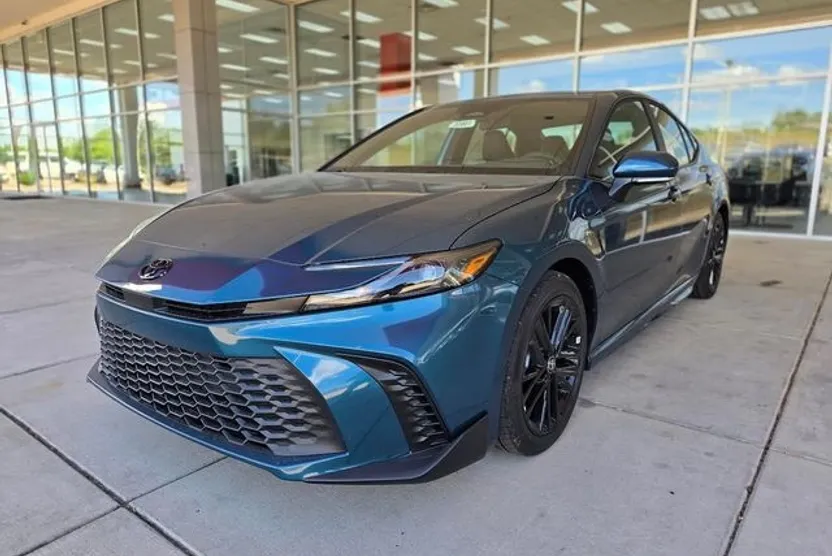 2025 Toyota Camry SE photo 1