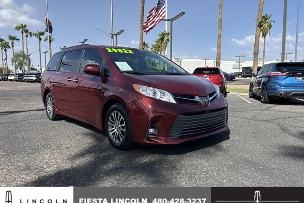 2020 Toyota Sienna XLE photo 1
