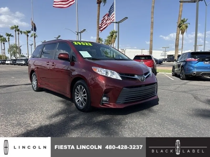 2020 Toyota Sienna XLE photo 1