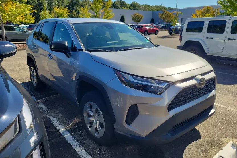 2023 Toyota RAV4 LE photo 1