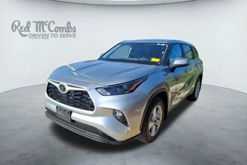 2024 Toyota Highlander LE photo 1