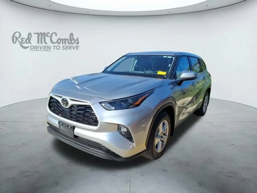 2024 Toyota Highlander LE photo 1