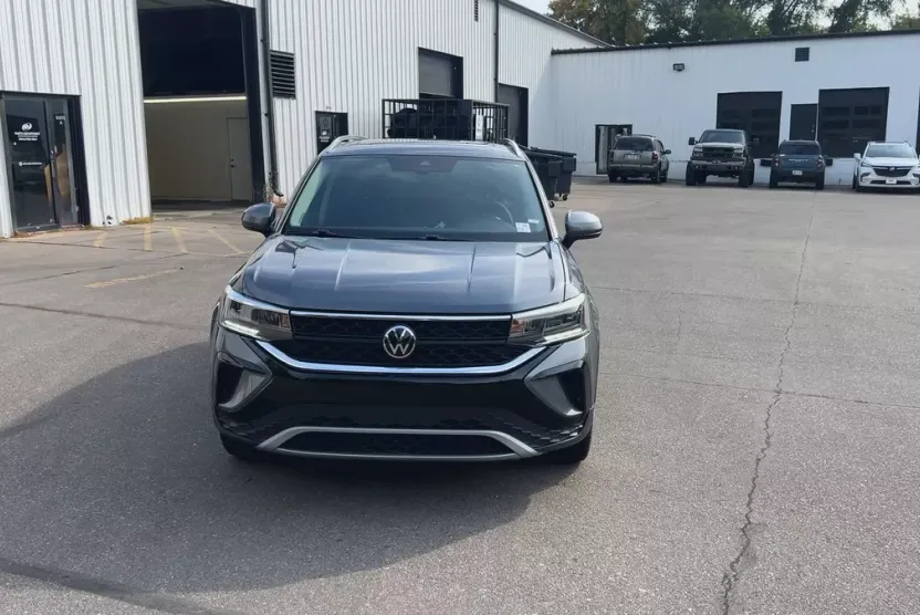 2023 Volkswagen Taos SE photo 1