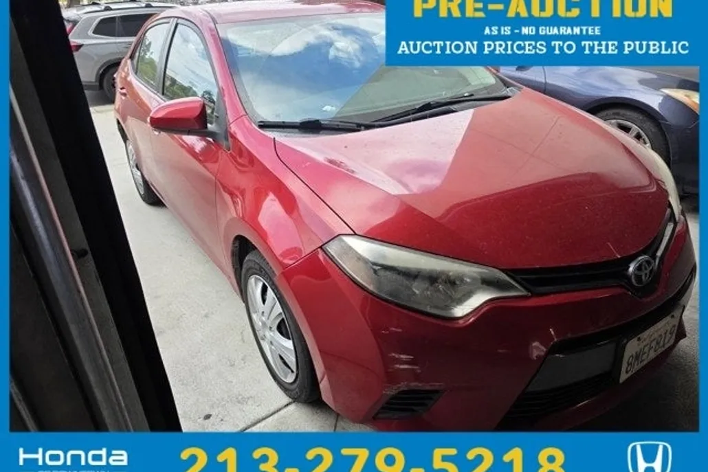 2016 Toyota Corolla LE photo 1