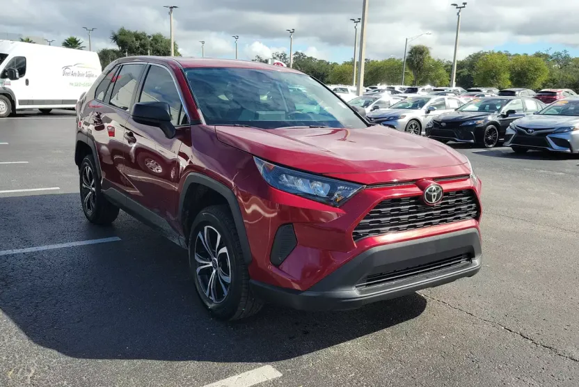 2022 Toyota RAV4 LE photo 1